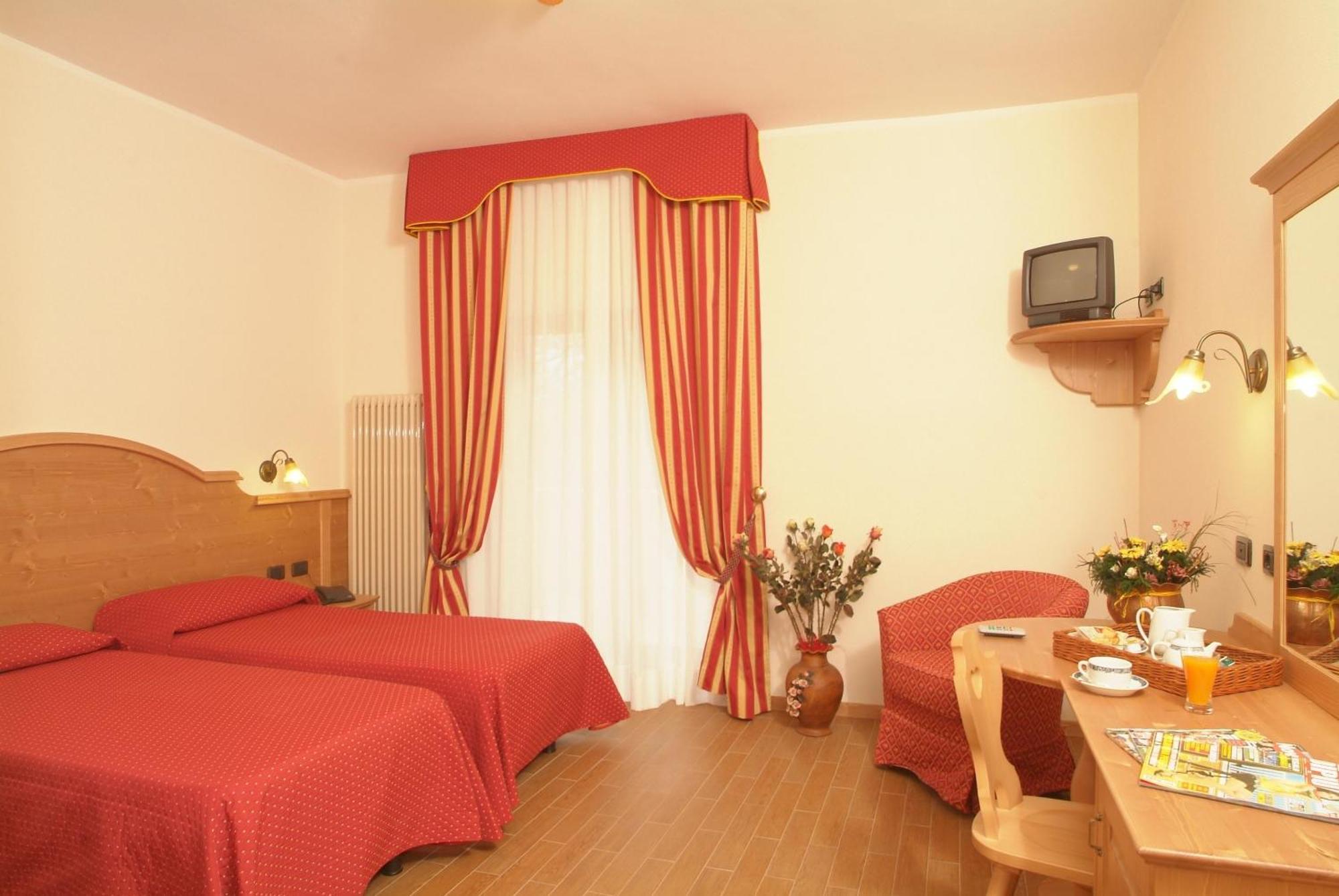 פאי דלה פאגאנלה Hotel Fai מראה חיצוני תמונה