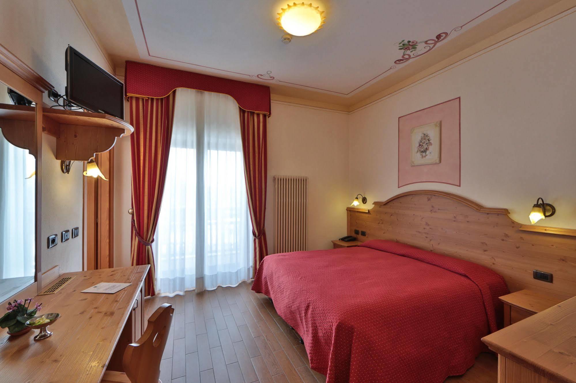 פאי דלה פאגאנלה Hotel Fai מראה חיצוני תמונה