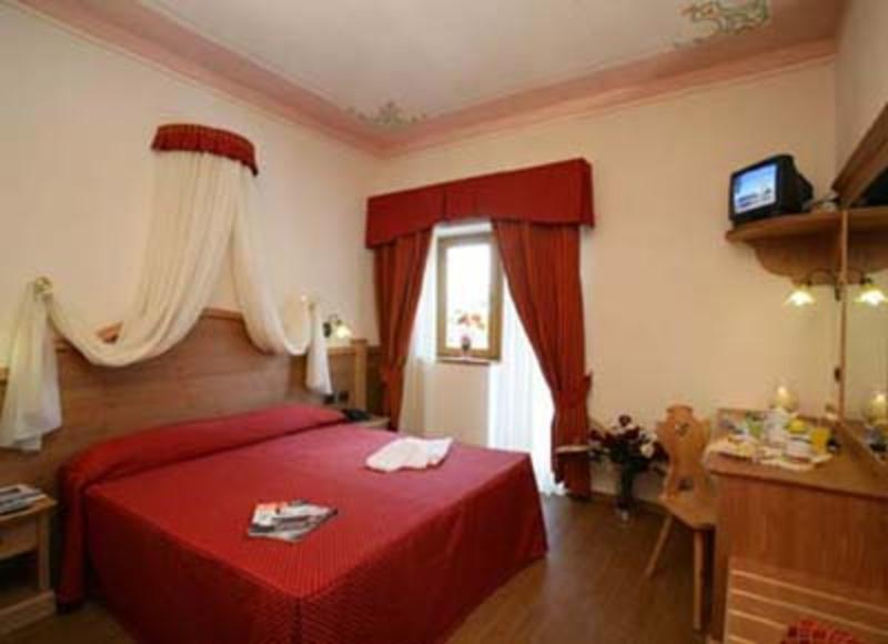 פאי דלה פאגאנלה Hotel Fai מראה חיצוני תמונה